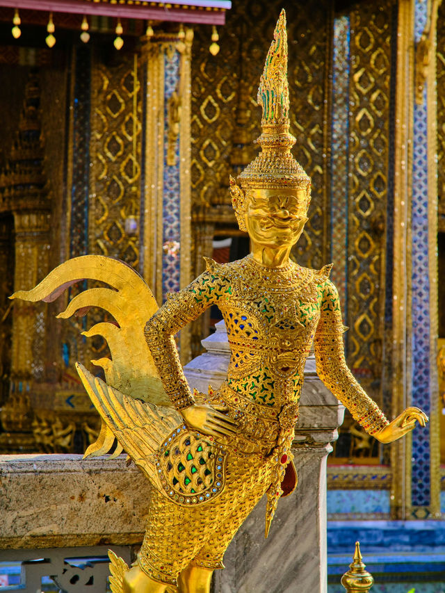 황금의 숨결이 깃든 사원의 새벽 