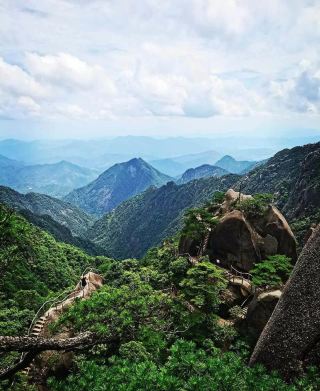 Driving out of Shiping and winding deep into the Ailao Mountains, the fossil-built Laoxudian Village is tucked away among cascading forests. This rare fossil village is far from the main.