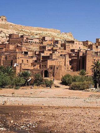 Aït Benhaddou — Ksar Maroko Tempat Menara Tanah Liat Menjulang dari Gurun dan Hollywood Berdiri
