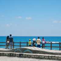 在墾丁「船帆石」遙看湛藍的海