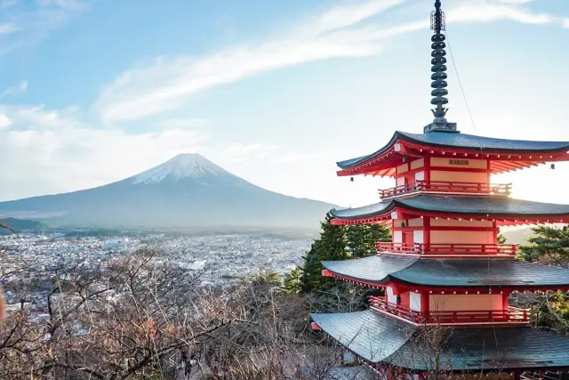 探索山梨之巔：新倉富士淺間神社的壯麗景色與神秘魅力！