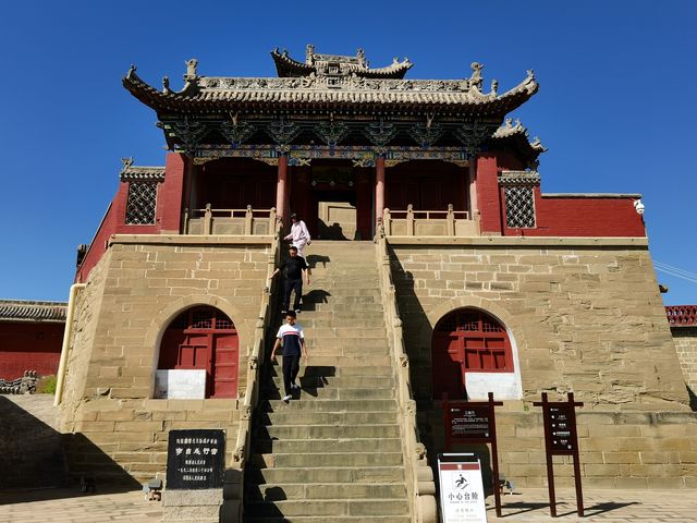 驅車百里到行宮，瞻仰明末大英雄，江山易得還易失，到底起義未成功