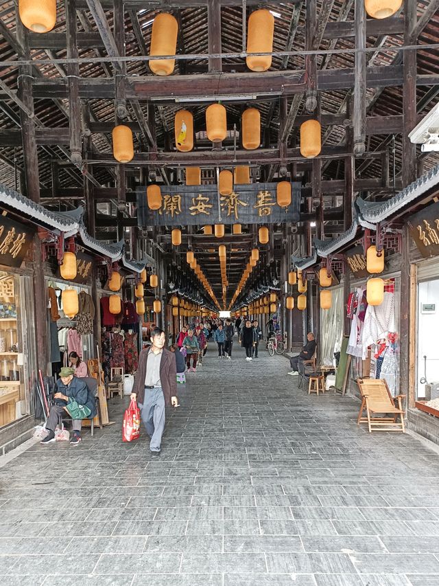 芷江龍津橋，全橋身用杉木卯眼相接，未用任何鐵釘鐵器，歷史上一直是湘黔公路的要塞，史稱“三楚西南第一橋