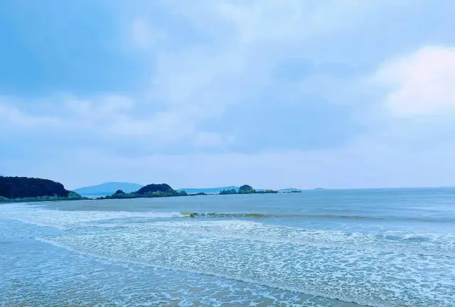 In the off-season, Zhujiajian in Zhoushan offers a tranquil beach to enjoy the beauty alone
