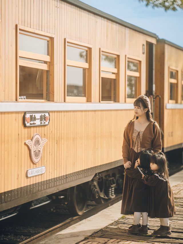攜帶孩子在建水坐上了這趟開往春日的米軌小火車