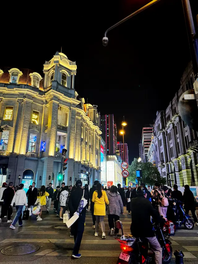 The night view of Jianghan Road in Wuhan is truly not to be missed