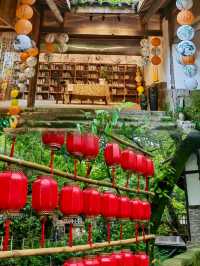 這個古村在縉雲山脈下，嘉陵江邊，依山而建，是典型的重慶山城地