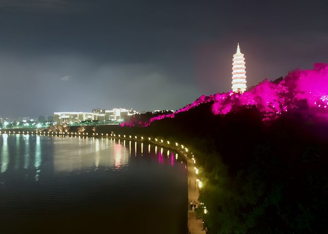 一直以來都只知道翠浪塔，卻不知道大名叫做楊梅渡公園。這裡是我比較喜歡的贛州市內的景區之一，依山而建的。