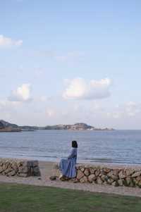 落日時分，鹹鹹海風吹向礁石和漁村。