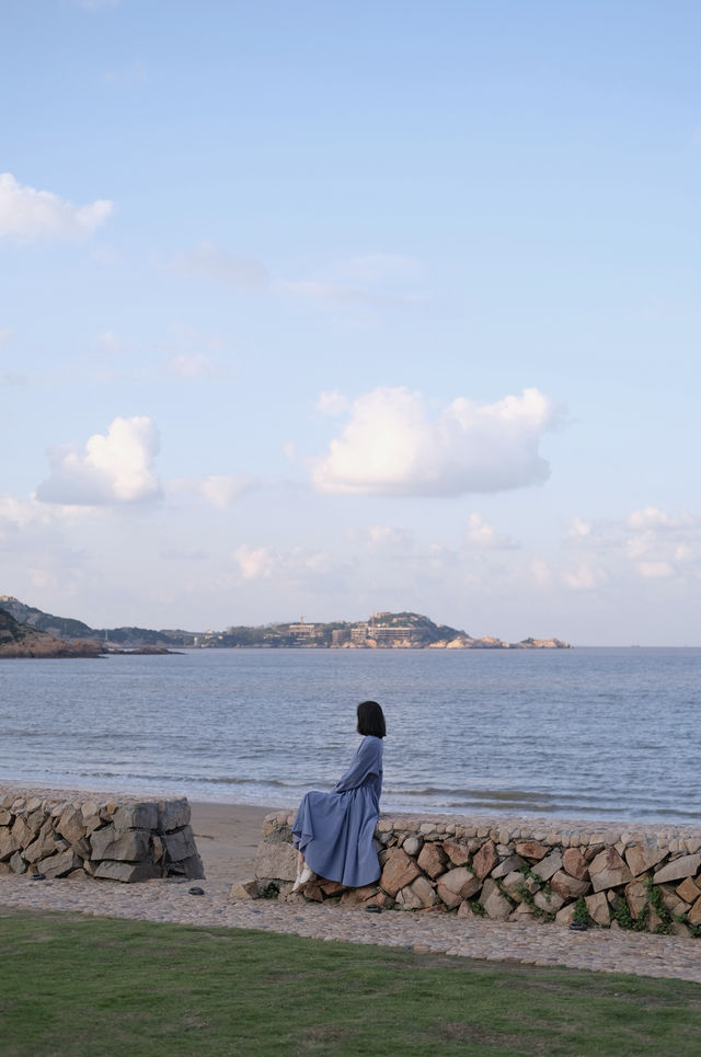 落日時分，鹹鹹海風吹向礁石和漁村。