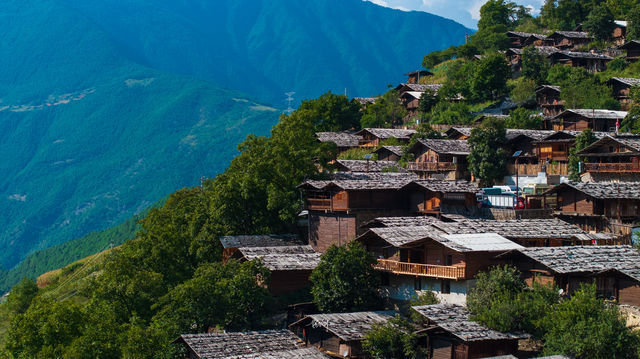 迪慶同樂傈僳族山寨，藏在深山裡的小木屋。