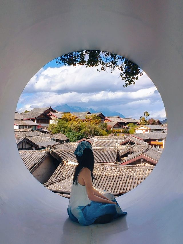 麗江古城！在愛麗絲漫遊仙境吃米線。