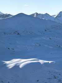 2025年首次登山，挑戰海拔4886米的雪馬山，大雪覆蓋，潔白無瑕