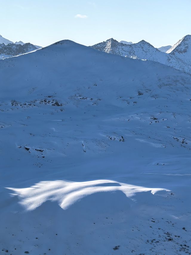 2025年首次登山，挑戰海拔4886米的雪馬山，大雪覆蓋，潔白無瑕