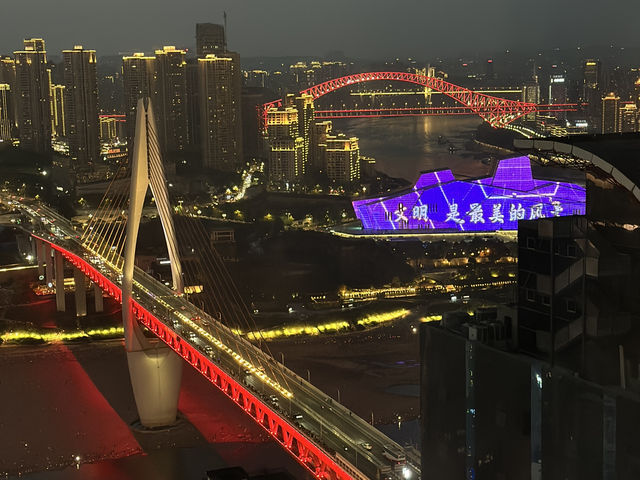 躺床上就可以看到夜景的重慶酒店，太讚了
