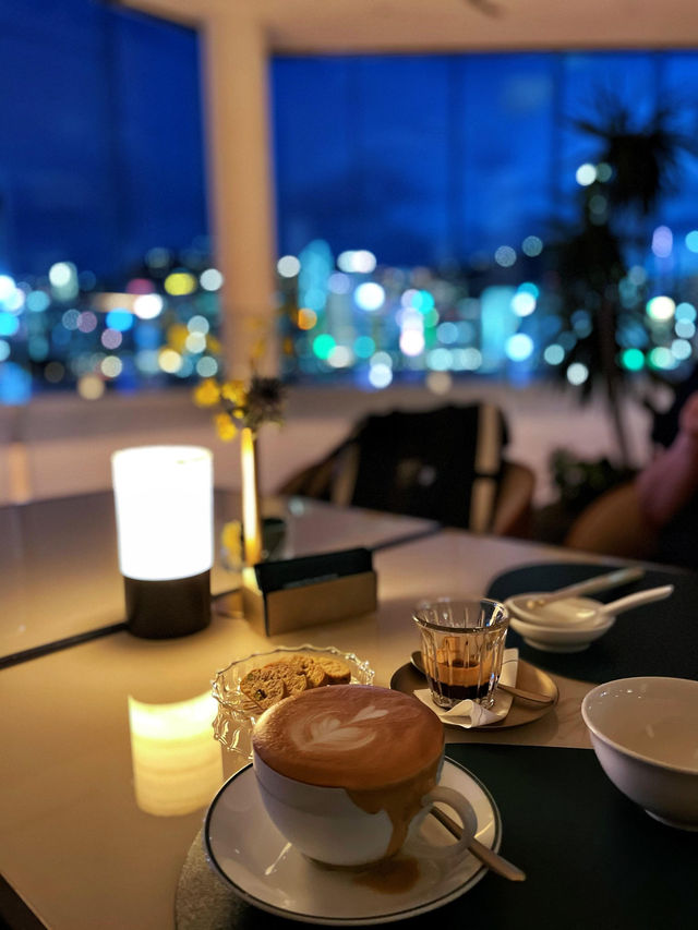 維港夜景相伴，晚餐氛圍感拉滿🌃