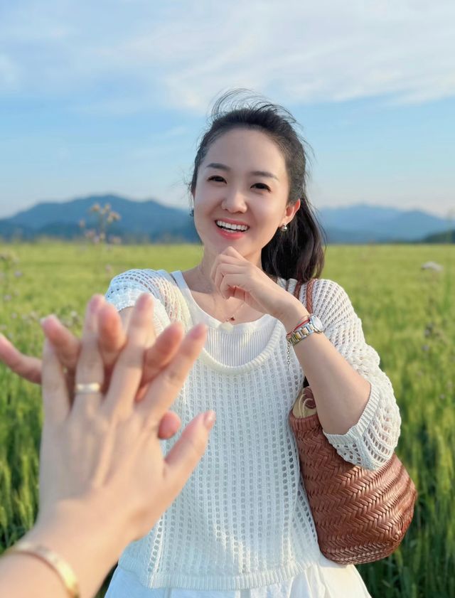 穿梭喺麥穗編織嘅迷宮，連呼吸都染上青澀嘅甜