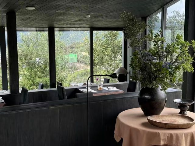 德欽既下山梅里SUNYATA酒店 中國雲南省迪慶藏族自治州德欽縣，坐落於梅里雪山腳下，坐擁