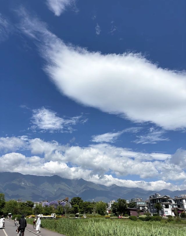 洱海漫遊指南：在140公里的湖光山色裡遇見大理的靈魂   深度玩法：分岸而治，解鎖洱海雙面風情  