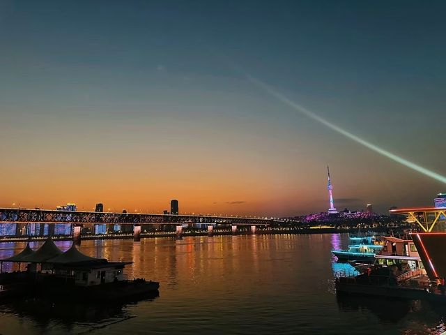 喺武大校園漫步,每一寸土地都散發住濃厚嘅文化底蘊。 喺武大校園漫步,每一寸土地都散發住濃厚嘅文化底蘊。