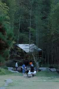 小河彎彎，秋日草坪上的慢時光