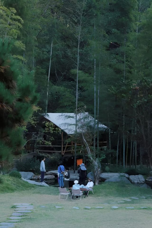 小河彎彎，秋日草坪上的慢時光