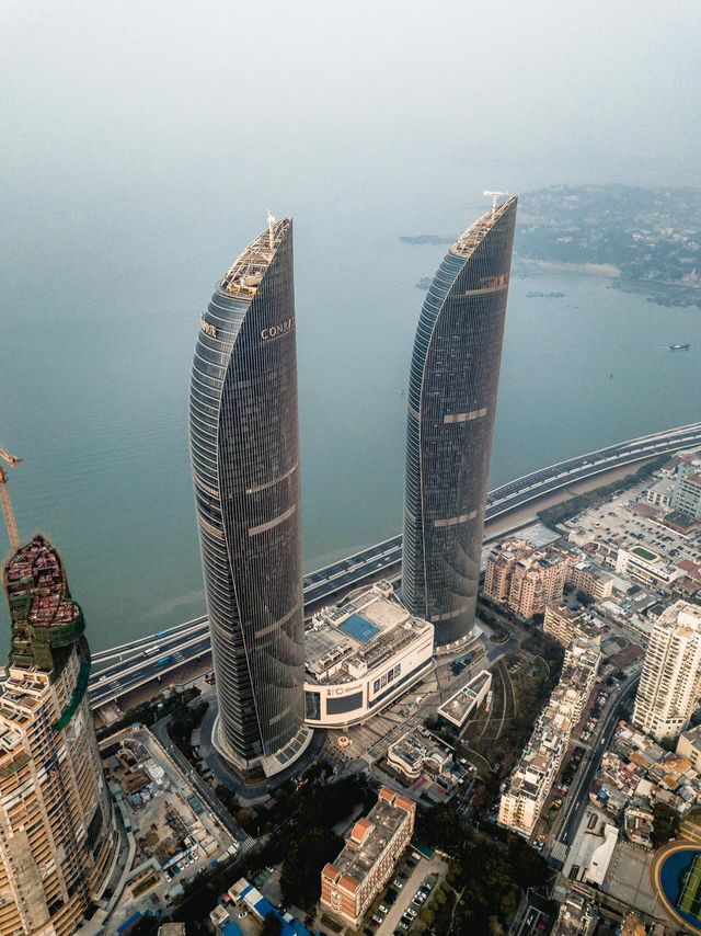 廈門雙子塔：城市天際線的璀璨明珠

廈門，這座美麗的海濱城市，以其秀麗的風景線、豐富的文化底蘊和獨特