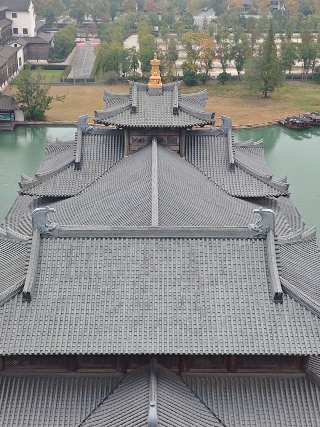 古鎮晨寐，塔上獨醒！