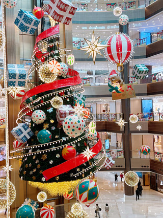 夢のようなクリスマスシーズン、徐家匯港匯恒隆広場の巨大な吊り下げクリスマスツリーが登場！