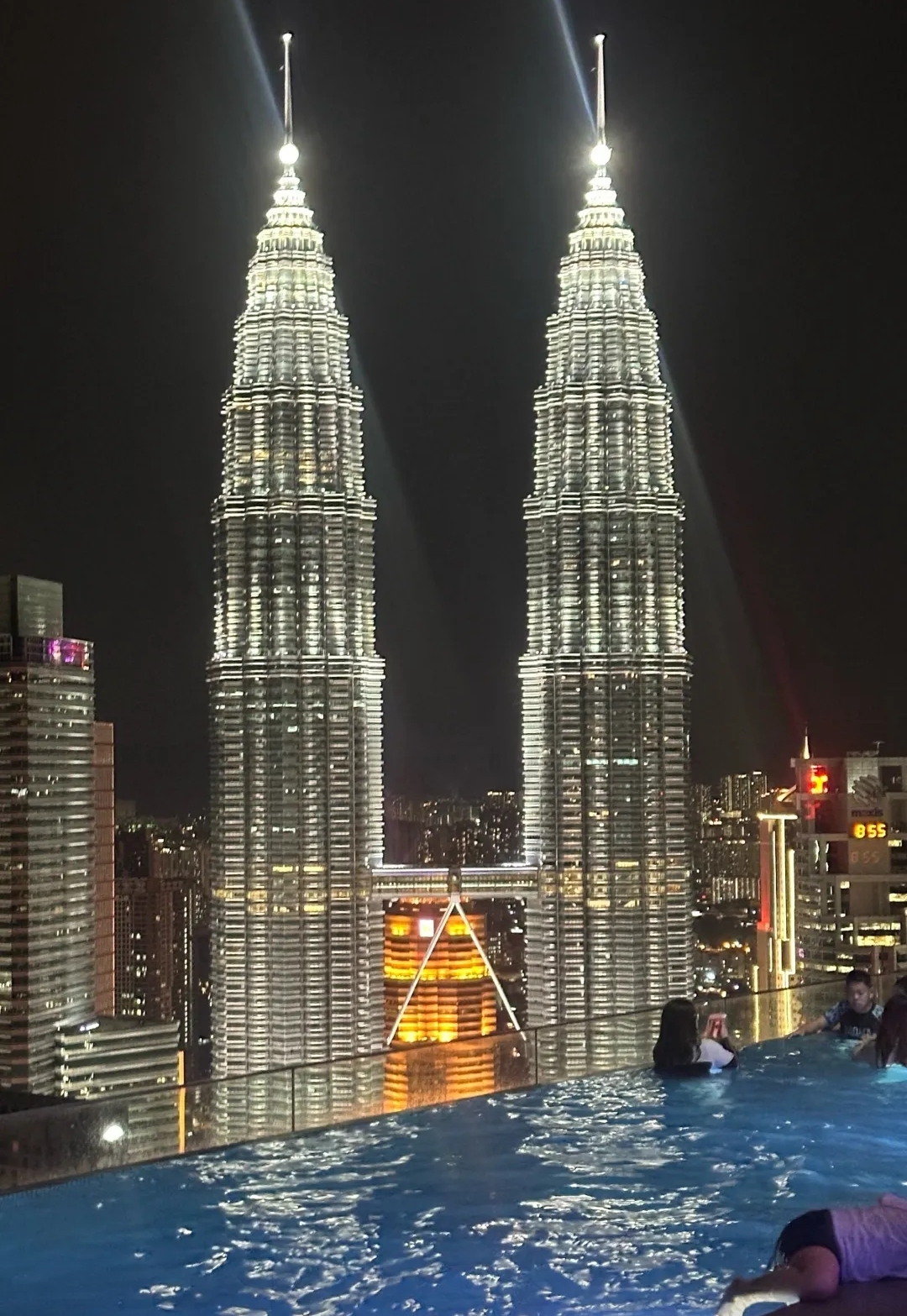 May Day Visa-Free Edition)

✨【Key Highlights】
✅ Visa-free direct flights, ready to go
✅ Fully equipped family-friendly facilities
✅ Imperial luxury hotel stay experience
✅ One-stop dining, entertainment, and fun, no stress with kids

📍【Location & Transportation】
The hotel is located in the heart of Kuala Lumpur, super convenient for travel
🚇 Metro direct access to major shopping districts/attractions
✈️ 30-minute drive from the airport, hassle-free with kids

👨‍👩‍👧【3 Days 2 Nights Itinerary Overview】
Day 1 Arrive in Kuala Lumpur → Check in at the hotel → Play in the family pool → Hotel buffet dinner
Day 2 Hotel breakfast → Visit Petronas Twin Towers → Feed pigeons at KLCC Park → Return to hotel kids’ playground to burn energy
Day 3 Hotel breakfast → Explore nearby specialty markets → Buy souvenirs → Return trip

💬【Personal Experience】
Staying here with kids is really worry-free!
The hotel’s family facilities are super complete, including kids’ playground, pool, and family restaurant
No need to rush the itinerary, kids can still have a great time
The May Day visa-free policy is amazing, just bring your passport and go
The perfect vacation choice for the whole family to relax!