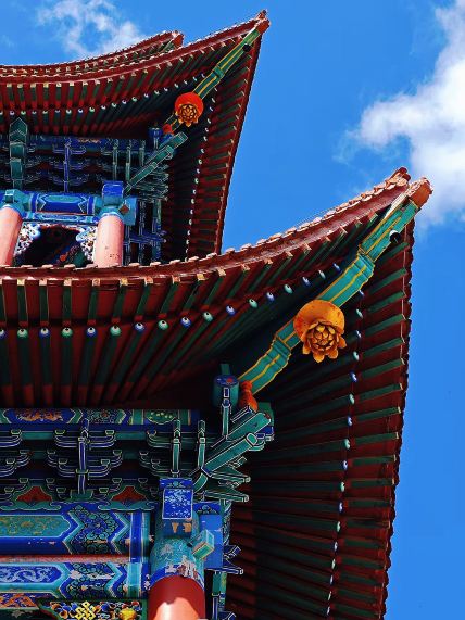 琳琅の古い扁額が歳月の筆墨を沈殿させ、身をかがめて斉魯の千年の物語