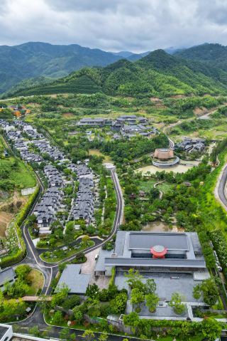 Nestled in the wild mountains, embracing the spirit of nature, be a celestial being at Ninghai Holiday Resort