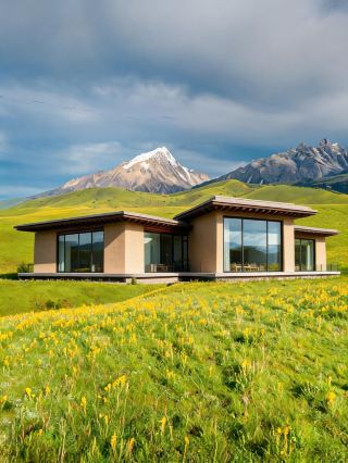Nestled at the foot of the snowy mountains, listening to the thunder of horse races—this hidden paradise is stunning in summer