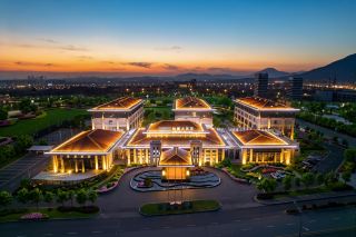 I highly recommend staying at the Yihao Hotel in Linyi Lingang. The hotel's architecture is grand and elegant, with a wonderful atmosphere at night. The lobby is spacious and magnificent, featuring a modern Chinese design.