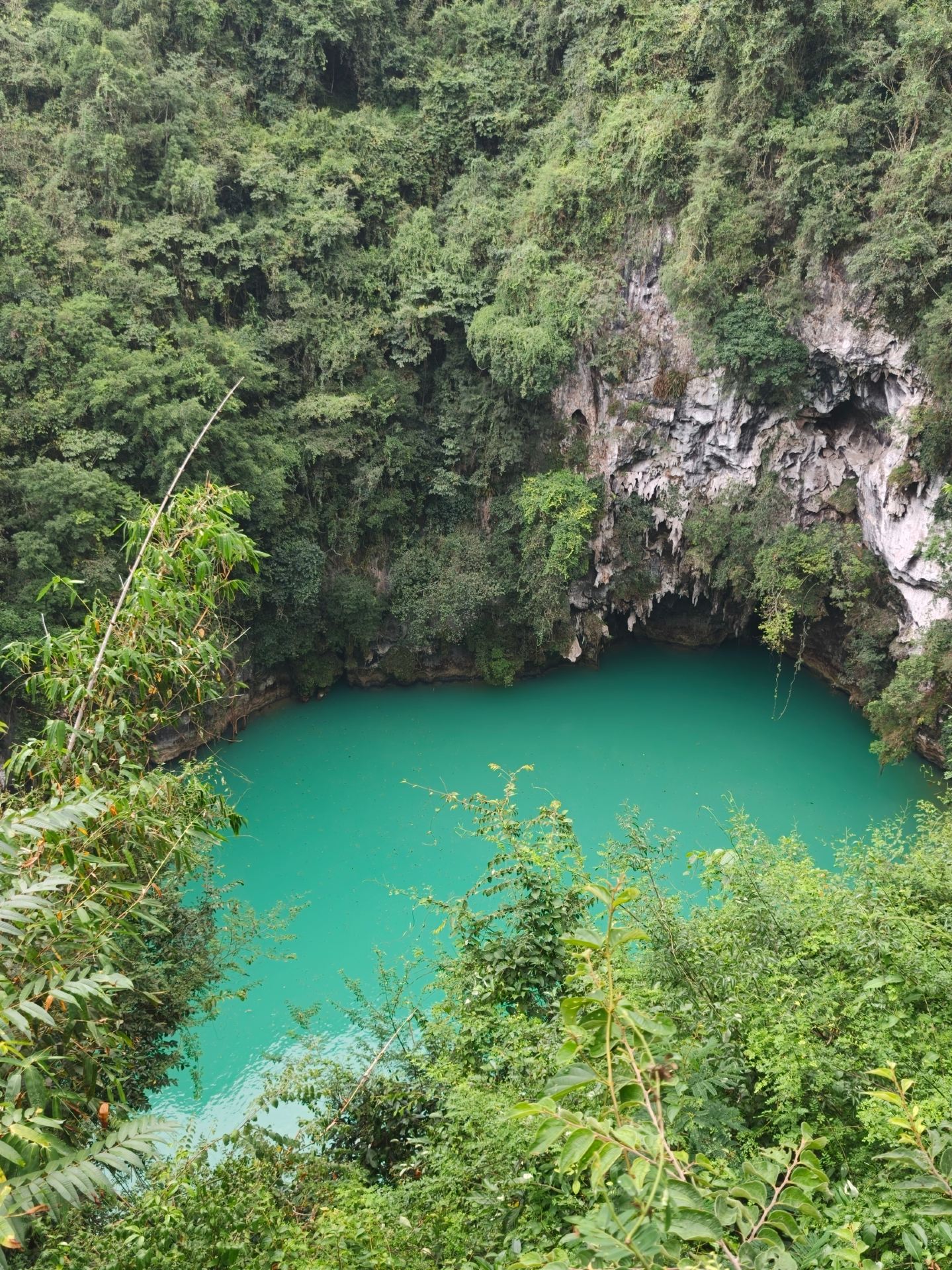 Forget Guilin! Sanmenhai in Fengshan, Guangxi: Step into a real-life enchanted wonderland