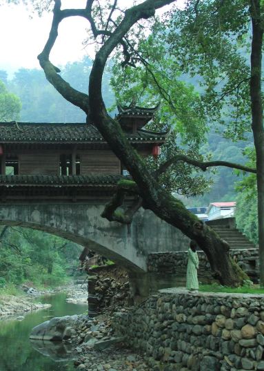 The Century-Old Yongxi Bridge Hidden in Anhua's Mountains