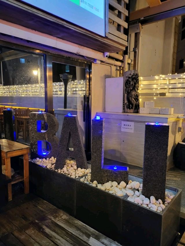 充滿峇裡特色的天台酒吧