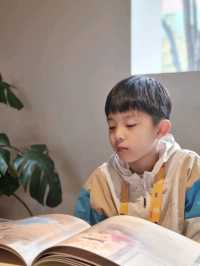 독서하기 좋은 여유로운 카페
