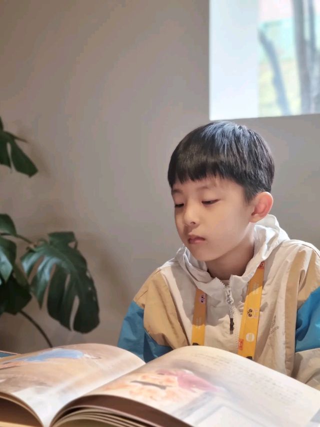 독서하기 좋은 여유로운 카페