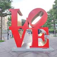 本日亂拍的夏日信義區💕💕💕迷人的LOVE字樣