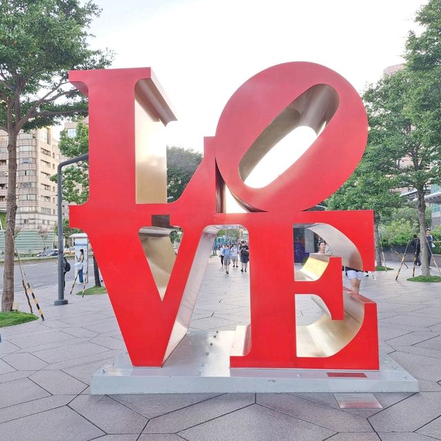 本日亂拍的夏日信義區💕💕💕迷人的LOVE字樣