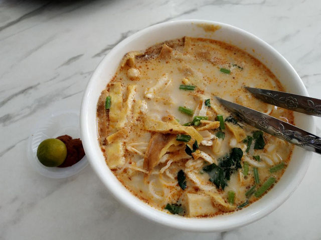 DELICIOUS BOWL OF SARAWAK LAKSA!