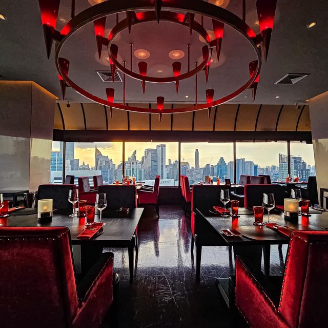 RIB ROOM & BAR Steakhouse ชั้น 31  โรงแรม The La