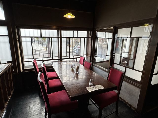 北海道・小樽。レトロなカフェの青の洞窟クリームソーダ『大正硝子 くぼ家』