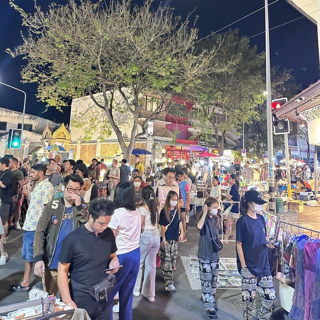 ถนนคนเดินท่าแพ ( ตลาดนัดเย็นวันอาทิตย์ )
