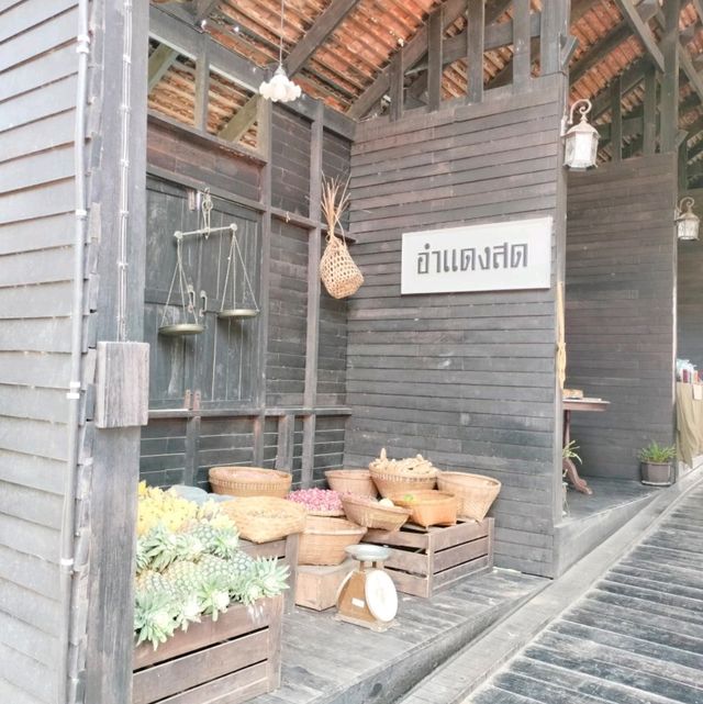 ย้อนยุคเมืองโบราณแต่งไทยถ่ายรูป