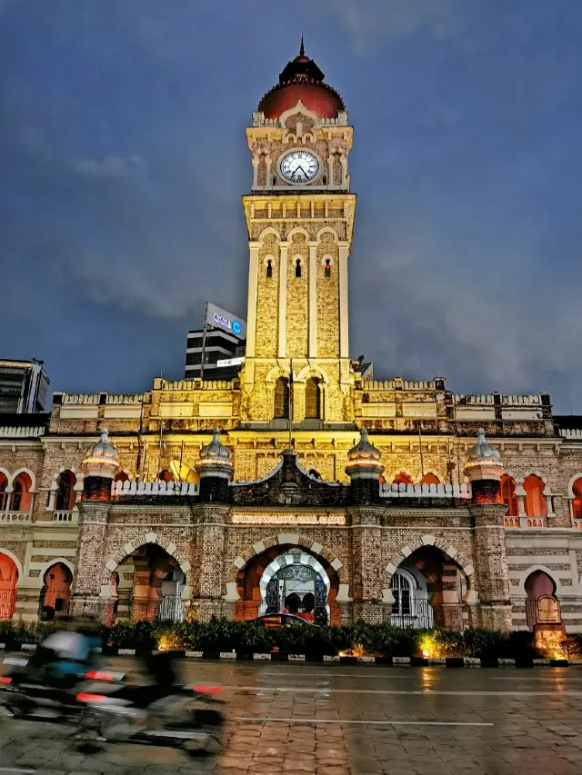 Sultan Abdul Samad building shining in the night