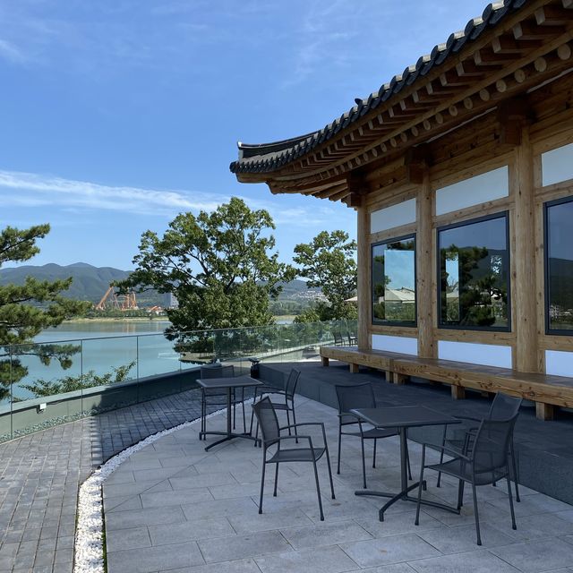 한옥과 현대식이 어우러진 경주 ‘엘로우’