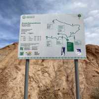 수천 년의 얼음, 물, 바람의 침식의 결과로 형성된 뾰족한 Skazka canyon (스카즈카 협곡) 