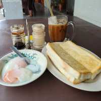 聚明彎茶店吃招聘吐司